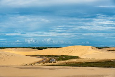 Ilha do Caju 'da Dunas do Mouro, Ilha das Canarias, Brezilya. Delta do Parnaiba ve Delta das Americas. Yeşillik doğa ve kum tepeleri.