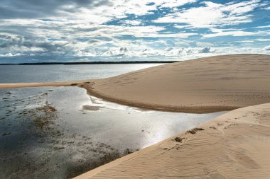 Ilha do Caju 'da Dunas do Mouro, Ilha das Canarias, Brezilya. Delta do Parnaiba ve Delta das Americas. Yeşillik doğa ve kum tepeleri.