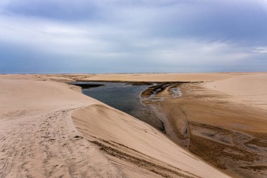 Atins 'in kum tepeleri ve gölleri, Lencois Maranhenses, Brezilya' nın Barreirinhas 'ı. Taze ve şeffaf su havuzları olan beyaz kum tepeleri.