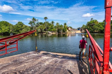 Barreirinhas, Brezilya - 16 Ocak 2025: Rio Preguica, Maranhao, kuzey Brezilya 'daki yağmur ormanlarına doğru kısa bir feribot yolculuğu yapan turistler ve araçlar.
