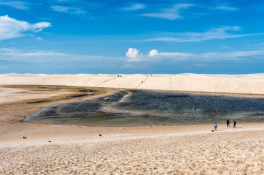 Barreirinhas, Brezilya - 16 Ocak 2025: Brezilya 'da kum tepeleri ve lagoa bonita gölleri, Lencois Maranhenses, Barreirinhas. Taze ve şeffaf su havuzları olan beyaz kum tepeleri.