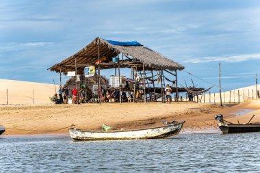 Ilha do Caju, Brezilya - 19 Ocak 2025: Dunas do Mouro Ilha do Caju, Ilha das Canarias, Brezilya. Delta do Parnaiba ve Delta das Americas. Yeşillik doğa ve kum tepeleri.