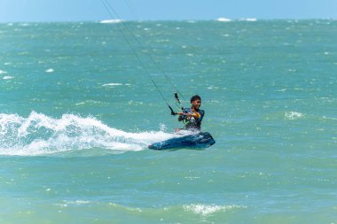 Barra Grande, Brezilya - 22 Ocak 2025: Brezilya 'nın kuzeydoğusundaki Piaui sahilindeki Barra Grande plajında uçurtma sörfü.