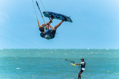 Barra Grande, Brezilya - 22 Ocak 2025: Brezilya 'nın kuzeydoğusundaki Piaui sahilindeki Barra Grande plajında uçurtma sörfü.