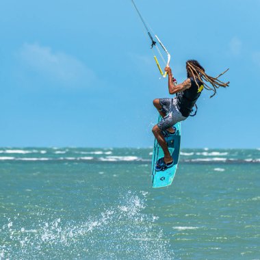 Barra Grande, Brezilya - 22 Ocak 2025: Brezilya 'nın kuzeydoğusundaki Piaui sahilindeki Barra Grande plajında uçurtma sörfü.