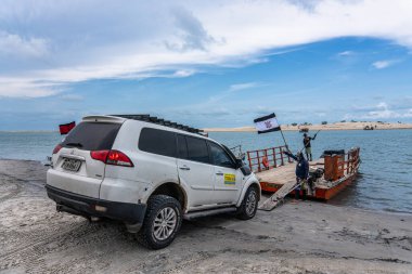Jericoacoara, Brezilya - 23 Ocak 2025: Guriu Nehri 'nden Brezilya' daki Jericoacoara limanına feribotla geçiş