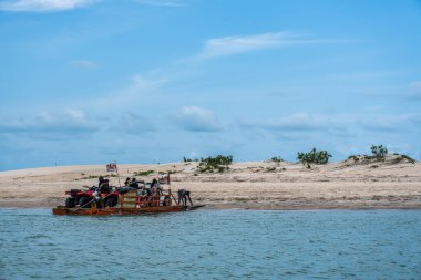 Jericoacoara, Brezilya - 23 Ocak 2025: Guriu Nehri 'nden Brezilya' daki Jericoacoara limanına feribotla geçiş