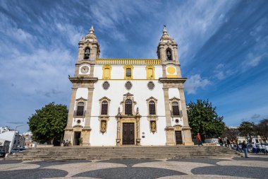 Faro Portekiz 'deki Carmo Kilisesi cephesi, Igreja da Ordem Terceira de Nossa Senhora do Monte do Carmo. Faro 'daki Igreja do Carmo, ikiz çan kuleleriyle Algarve' deki eski bir kilise..