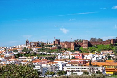 Portekiz 'in Algarve bölgesinde ünlü kale ve katedrali olan Silves şehir binalarının manzarası. Portekiz 'in Algarve bölgesindeki Silves kasabasındaki ortaçağ şatosunun duvarları.
