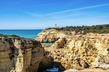 Portekiz kıyıları Benagil, Algarve, Portekiz. Farol de Alfanzina. Alfanzina Deniz Feneri. Percurso dos Sete Vales Suspensos. Yedi Asılma Vadisi Yolu.