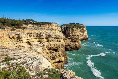 Portekiz kıyıları Benagil, Algarve, Portekiz. Yarımada. Percurso dos Sete Vales Suspensos. Yedi Asılma Vadisi Yolu.