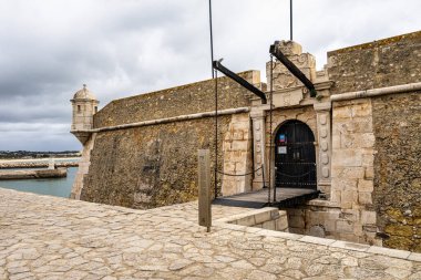 Lagos, Algarve, Portekiz 'deki Forte da Ponta da Bandeira kalesi. 17. yüzyıldan kalma takviye kuvvetleri Atlantik Okyanusu sahilinden..