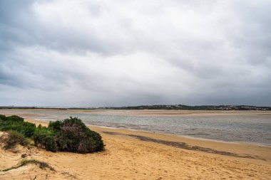 Tahta yollar Alvor, Portimao, Algarve, Portekiz, Avrupa 'daki ünlü Tres Irmaos sahillerinde suya çıkar. Praia dos Tres Irmaos.