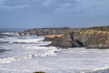 Praia De Ohexe Sahili, Portekiz Atlantik Okyanusu. Rota Vicentina 'yı gezdiriyorum. Balıkçı Patikası. Wild and Rugged Beaches 'ın kıyı şeridi. Uçurum Kenar Yollarını Dar