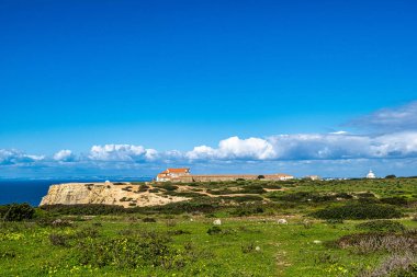 Portekiz 'in Sesimbra şehrinin batısında bulunan kilise de dahil olmak üzere Santuario de Nossa do Cabo Espichel tapınağı kompleksi.