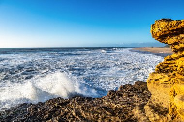 Praia do Norte 'deki deniz fenerinin yanında büyük dalgalar, Portekiz' deki Nazare