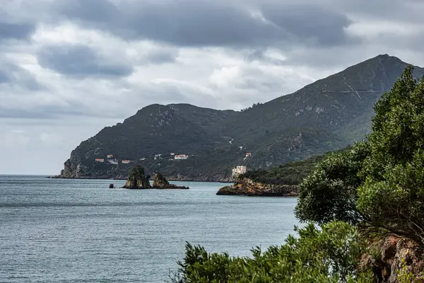 Portekiz 'deki Troia Yarımadası veya Troia Doğa Koruma Alanı Sado Estuary doğal parkının bir parçasıdır. Atlantik Okyanusu ve gök mavisi göl. Popüler turizm merkezleri, uzun kumlu plajları olan tatil beldeleri