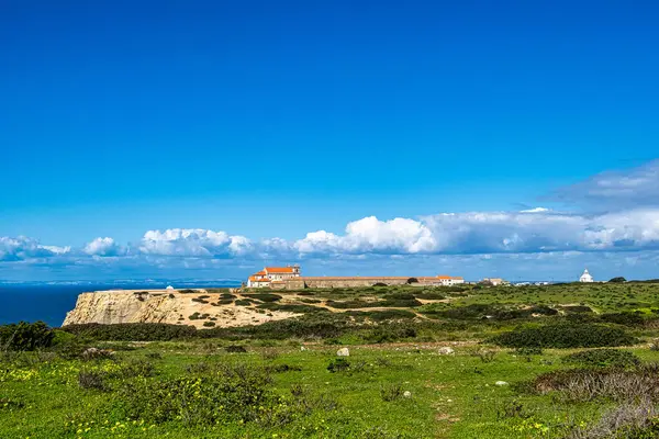 Portekiz 'in Sesimbra şehrinin batısında bulunan kilise de dahil olmak üzere Santuario de Nossa do Cabo Espichel tapınağı kompleksi.