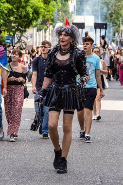 Münih, Almanya - 22 Haziran 2024: Münih 'teki geleneksel CSD geçidi, eşcinseller ve lezbiyenler için eşit hakları savunan siyasi bir gösteri ve renkli bir geçit töreni.