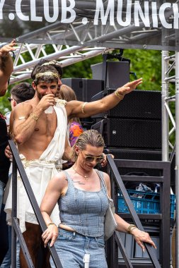 Münih, Almanya - 22 Haziran 2024: Münih 'teki geleneksel CSD geçidi, eşcinseller ve lezbiyenler için eşit hakları savunan siyasi bir gösteri ve renkli bir geçit töreni.