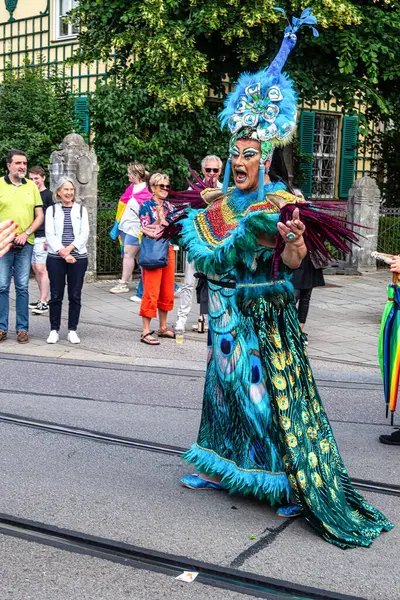 Münih, Almanya - 22 Haziran 2024: Münih 'teki geleneksel CSD geçidi, eşcinseller ve lezbiyenler için eşit hakları savunan siyasi bir gösteri ve renkli bir geçit töreni.