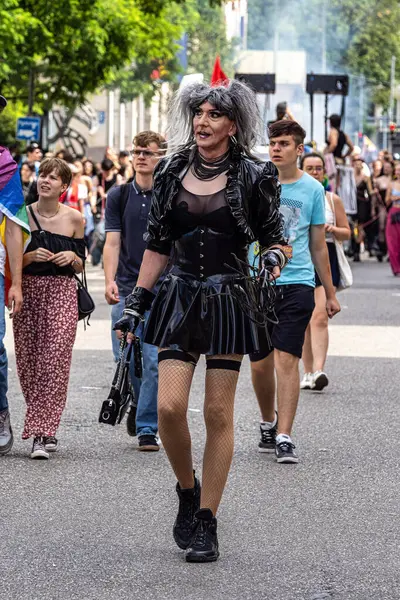 Münih, Almanya - 22 Haziran 2024: Münih 'teki geleneksel CSD geçidi, eşcinseller ve lezbiyenler için eşit hakları savunan siyasi bir gösteri ve renkli bir geçit töreni.