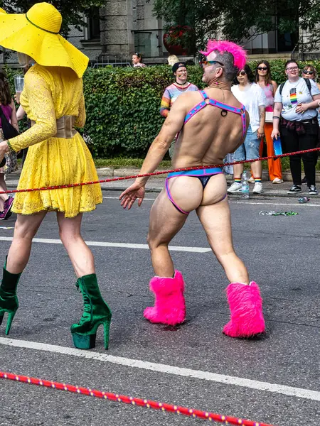 Münih, Almanya - 22 Haziran 2024: Münih 'teki geleneksel CSD geçidi, eşcinseller ve lezbiyenler için eşit hakları savunan siyasi bir gösteri ve renkli bir geçit töreni.