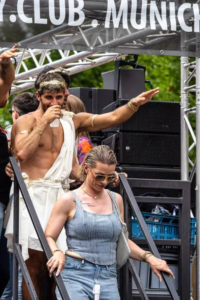 Münih, Almanya - 22 Haziran 2024: Münih 'teki geleneksel CSD geçidi, eşcinseller ve lezbiyenler için eşit hakları savunan siyasi bir gösteri ve renkli bir geçit töreni.