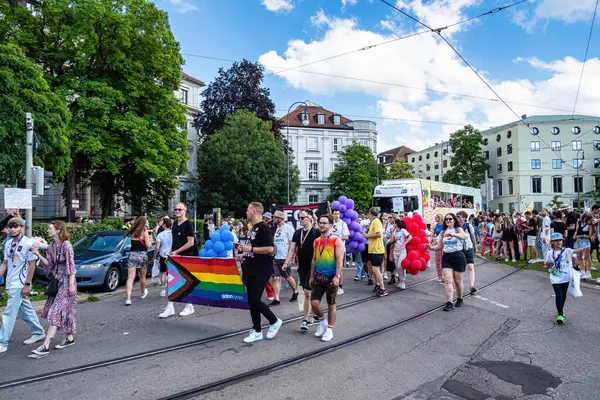 Münih, Almanya - 22 Haziran 2024: Münih 'teki geleneksel CSD geçidi, eşcinseller ve lezbiyenler için eşit hakları savunan siyasi bir gösteri ve renkli bir geçit töreni.