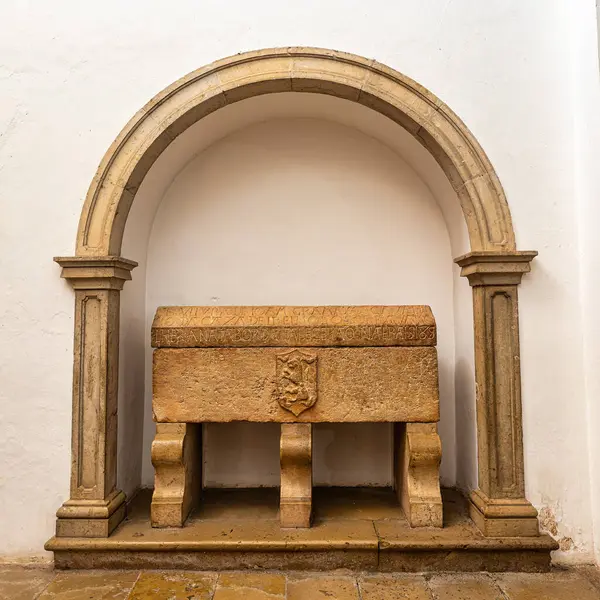 Silves, Portekiz - 21 Şubat 2025: Catedral da Se, Se Katedrali Silves, Portekiz. 13. yüzyılda Moorish Büyük Camii 'nde inşa edilmiş.