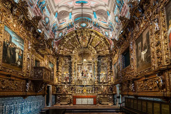 Lagos, Portekiz - 22 Şubat 2025: St. Anthony Kilisesi 'nin güzel iç mimarisi, Lagos' ta Igreja de Santo Antonio, Portekiz 'de Algarve