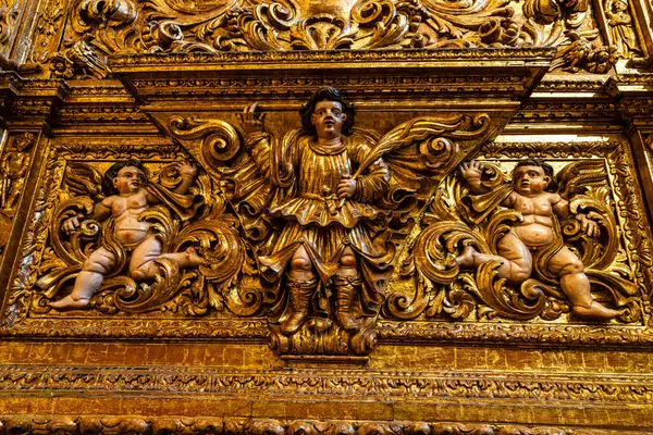 Lagos, Portekiz - 22 Şubat 2025: St. Anthony Kilisesi 'nin güzel iç mimarisi, Lagos' ta Igreja de Santo Antonio, Portekiz 'de Algarve