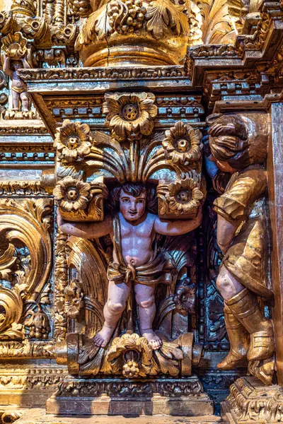 Lagos, Portekiz - 22 Şubat 2025: St. Anthony Kilisesi 'nin güzel iç mimarisi, Lagos' ta Igreja de Santo Antonio, Portekiz 'de Algarve