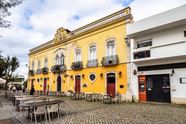 Tavira, Portekiz - 13 Şubat 2025: Tavira 'nın tarihi merkezi, 1266' da kurulan şehir, Güney Portekiz 'de Algarve