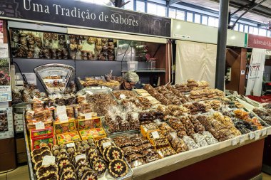 Loule, Portekiz - 17 Şubat 2025: Portekiz 'in güneyindeki Algarve' de Loule Markethall 'daki balık ve market.