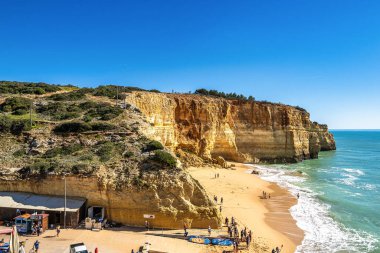 Benagil, Portekiz - 19 Şubat 2025: Benagil, Algarve, Portekiz kıyıları. Percurso dos Sete Vales Suspensos. Yedi Asılma Vadisi Yolu.