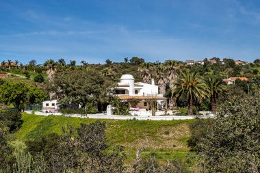Vilarinha, Portekiz - 21 Şubat 2025: Portekiz 'deki Vilarinha, Algarve' deki Vale Fuzeiros Arkeoloji Pisti 'nde lüks villa
