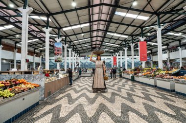 Setubal, Portekiz - 29 Şubat 2025: Mercado do Livramento, Setubal, Portekiz. Taze balık ve gıda pazarı