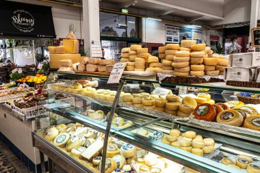 Setubal, Portekiz - 29 Şubat 2025: Mercado do Livramento, Setubal, Portekiz. Taze balık ve gıda pazarı