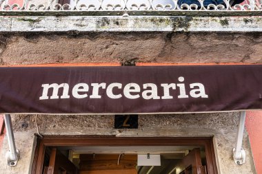 Setubal, Portekiz - 28 Şubat 2025: Portekiz 'deki Setubal' de geleneksel bakkal Mercearia Confianca de Troino, Mercado do Livramento 'ya birkaç adım uzaklıkta.
