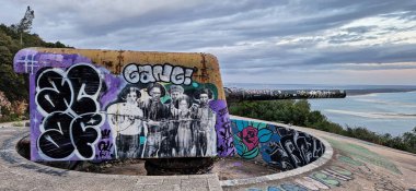 Troia, Portekiz - Mar 01, 2025: Serra da Arrabida, Portekiz 'deki Outao Sahil Topçu Alayı 7. taburu. Önemli bir sahil savunma birimi 1998 'e kadar faaliyette, şimdi terk edildi.
