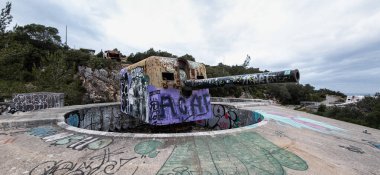 Troia, Portekiz - Mar 01, 2025: Serra da Arrabida, Portekiz 'deki Outao Sahil Topçu Alayı 7. taburu. Önemli bir sahil savunma birimi 1998 'e kadar faaliyette, şimdi terk edildi.