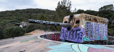 Troia, Portekiz - Mar 01, 2025: Serra da Arrabida, Portekiz 'deki Outao Sahil Topçu Alayı 7. taburu. Önemli bir sahil savunma birimi 1998 'e kadar faaliyette, şimdi terk edildi.