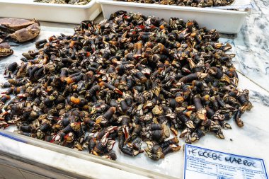 Setubal, Portekiz - Mar 02, 2025: Mercado do Livramento, Setubal, Portekiz. Taze balık ve gıda pazarı