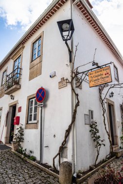 Ourem, Portekiz - 10 Aralık 2025: Portekiz, Avrupa 'daki geleneksel ortaçağ Ourem köyünün eski sokakları ve evleri