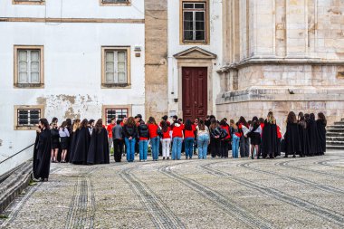 Coimbra, Portekiz - 14 Aralık 2025: Coimbra, Portekiz Praxe. Üniversite birinci sınıfların gaziler tarafından kabul töreni. İstismar ve aşağılanmanın yaygın olduğu tartışmalı bir uygulama.