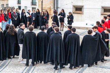 Coimbra, Portekiz - 14 Aralık 2025: Coimbra, Portekiz Praxe. Üniversite birinci sınıfların gaziler tarafından kabul töreni. İstismar ve aşağılanmanın yaygın olduğu tartışmalı bir uygulama.