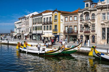 Aveiro, Portekiz - 18 Aralık 2025: Portekiz 'in Aveiro kentindeki kanalda geleneksel tekneler. Aveiro 'da renkli Moliceiro tekne gezileri turistler arasında, büyüleyici kanalların keyfini çıkarmak için popülerdir..