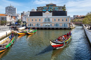 Aveiro, Portekiz - 18 Aralık 2025: Portekiz 'in Aveiro kentindeki kanalda geleneksel tekneler. Aveiro 'da renkli Moliceiro tekne gezileri turistler arasında, büyüleyici kanalların keyfini çıkarmak için popülerdir..