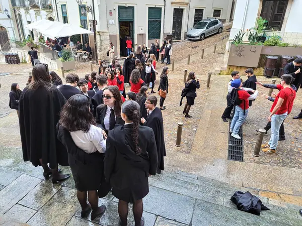 Coimbra, Portekiz - 14 Aralık 2025: Coimbra, Portekiz Praxe. Üniversite birinci sınıfların gaziler tarafından kabul töreni. İstismar ve aşağılanmanın yaygın olduğu tartışmalı bir uygulama.